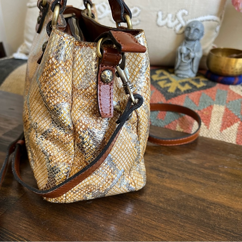 Patricia Nash ‘Norcia’ Metallic Python Print Cracked Leather Satchel Crossbody - Picture 9 of 15